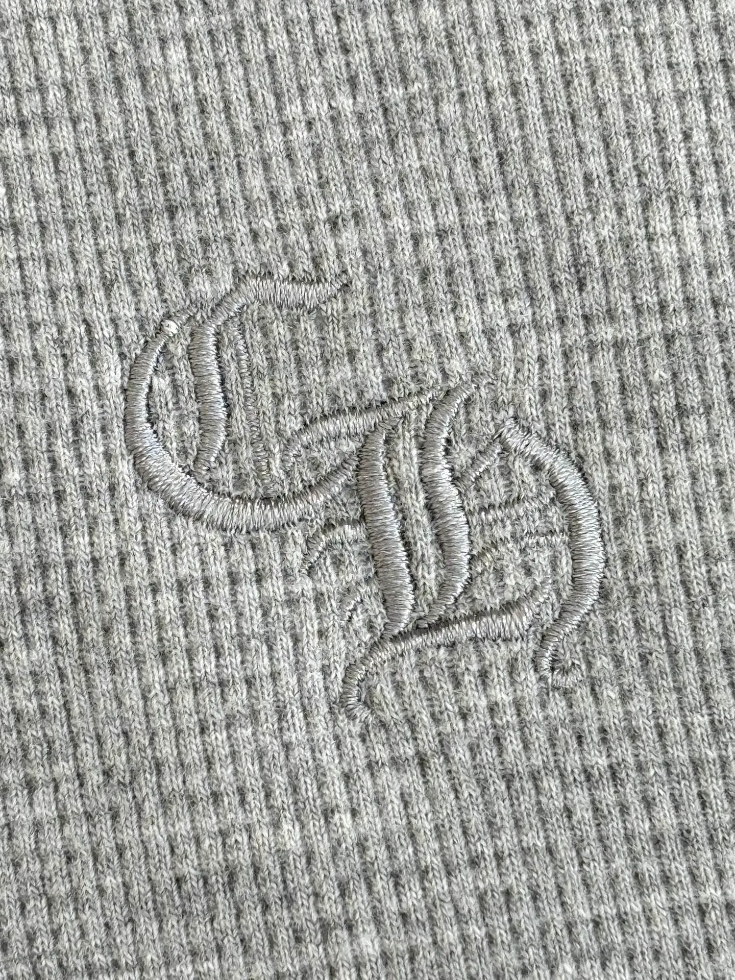 P380 Chrome Heart*/Chrome Heart CH Sanskrit Henry Collar Waffle Sweatshirt. The fabric is made of 350g cotton waffle double-layer material before washing. The embroidery is made of Tajima embroidery machine imported from Japan. The silver buckle is made of antique copper and real silver (the material has reached 300+ quality in the market). The collar leather label is still made of genuine imported lambskin. A lot of effort has been put into the fabric, hardware and craftsmanship. The top quality in the market. The industry benchmark is only owned by a few people. Size: S/M/L